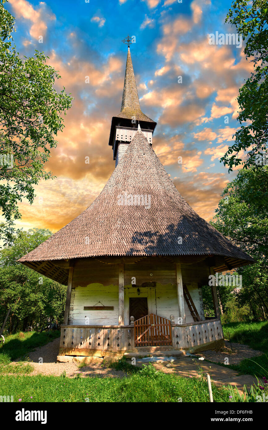 Chiesa in legno ( Biserica de lemn ) St Nicolae, Maramures, nel nord della Transilvania, Romania Foto Stock