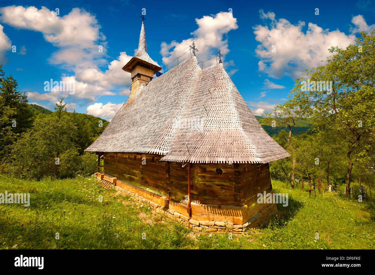 Maramures chiesa in legno ( Biserica de lemn ) di Cuvioasa Paraschiva, nel nord della Transilvania, Romania Foto Stock