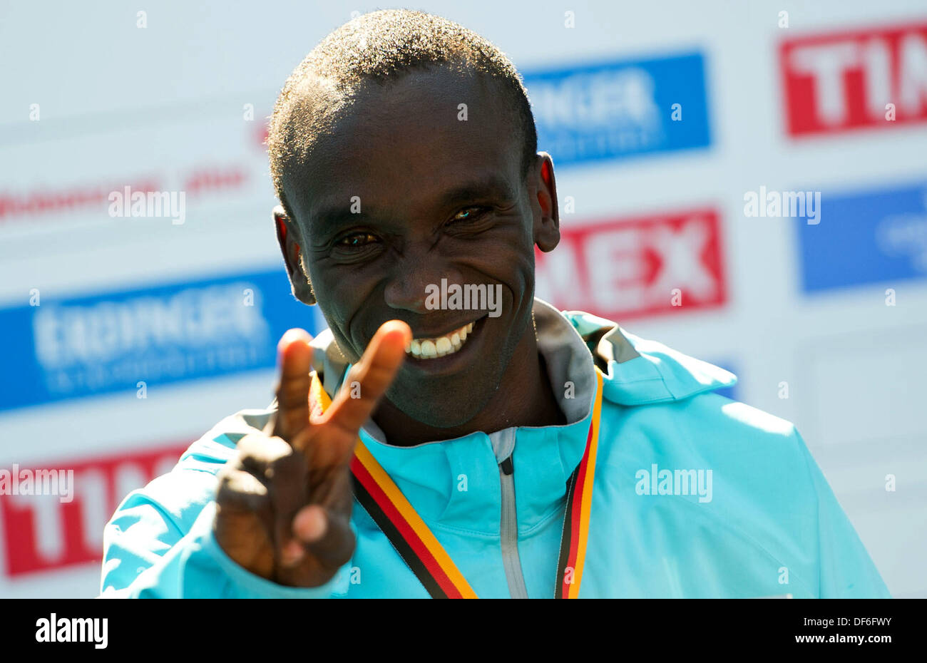 Il Uomini Maratona secondo posto KENIOTA ELIUD KIPCHOGE durante la medaglia cermony al quarantesimo la maratona di Berlino a Berlino, Germania, 29 settembre 2013. Foto: OLE SPATA Foto Stock
