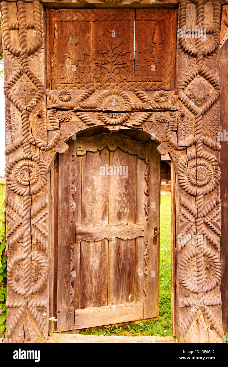 Xix secolo Iza tradizionale Valley farm house in legno scolpito arte popolare cancelli, il museo del villaggio vicino Sighlet, Maramures, Norther Foto Stock