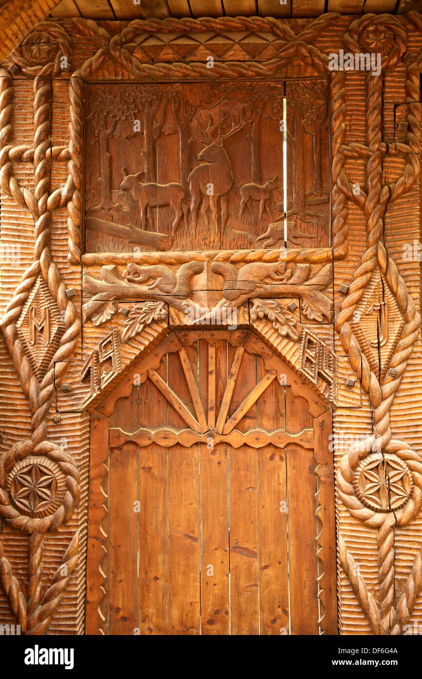 Xix secolo Iza tradizionale Valley farm house in legno scolpito arte popolare cancelli, il museo del villaggio vicino Sighlet, Maramures, Norther Foto Stock