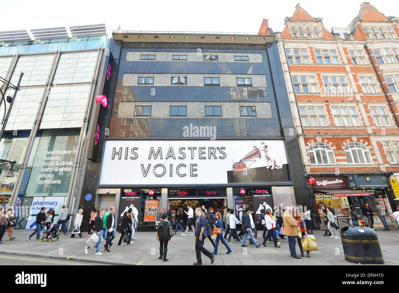 Oxford Street, Londra, Regno Unito. Il 29 settembre 2013. L'originale HMV record shop su Oxford riaperto ieri dopo 13 anni. Credito: Matteo Chattle/Alamy Live News Foto Stock