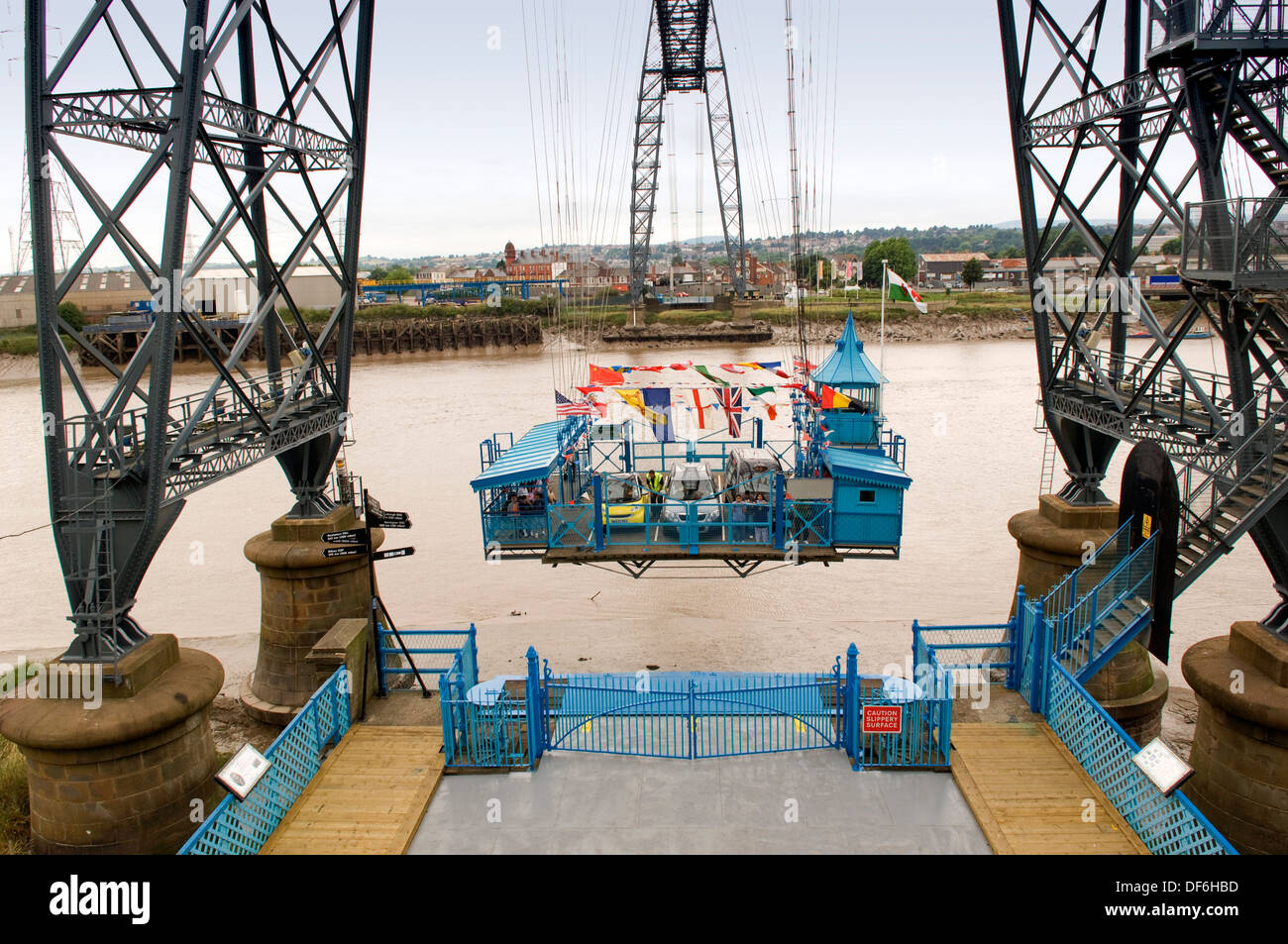 Newport Transporter Bridge in Newport,South Wales,UK,uno dei rimanenti due ponti veicoli di questo tipo nel Regno Unito attraverso la Usk. Foto Stock