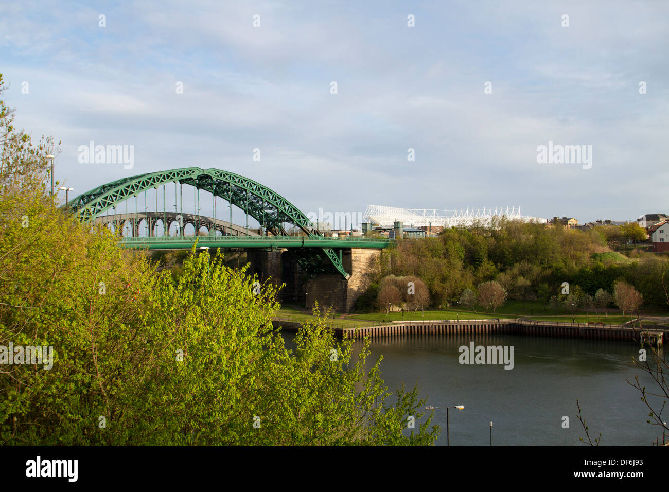 Wearmouth ponte che attraversa il fiume indossare a Sunderland con il ponte della ferrovia dietro di essa e 'stadium di luce', Nord Est Inghilterra Foto Stock