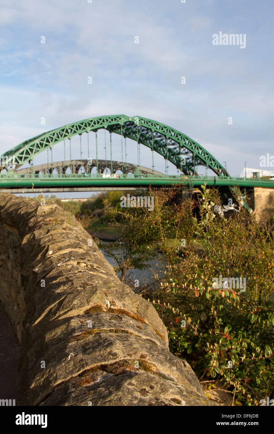 Wearmouth ponte che attraversa il fiume indossare a Sunderland con il ponte della ferrovia dietro di esso, a nord-est dell' Inghilterra Foto Stock