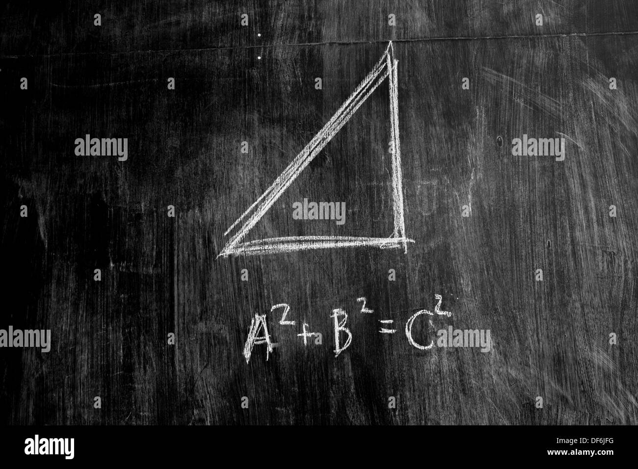 Il teorema di Pitagora scritto in gesso su una lavagna Foto Stock