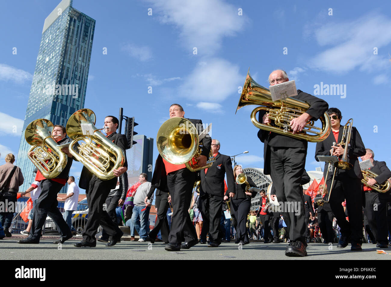 Manchester, Regno Unito. 29 settembre 2013. Una banda di ottoni la riproduzione durante un Nord Ovest TUC marzo organizzata e rally che intendono difendere il servizio sanitario nazionale (NHS) i posti di lavoro e servizi da tagli e privatizzazione. Il mese di marzo coincide con il Congresso del Partito Conservatore 2013 che si terrà nella città. Credito: Russell Hart/Alamy Live News. Foto Stock