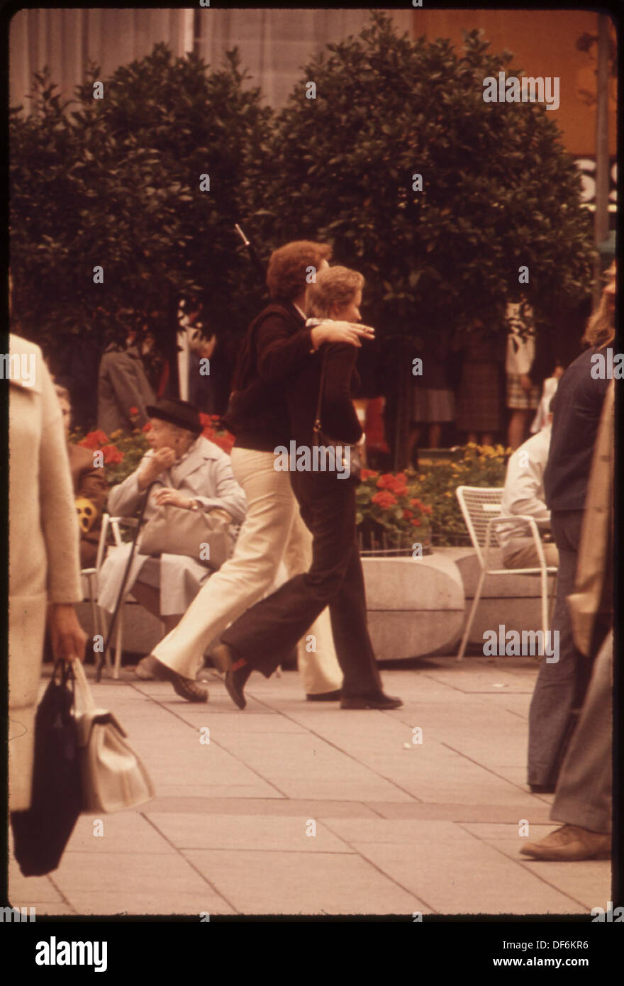 La Fußgängerzone di Monaco, o zona pedonale, è una zona grande e bella che ha rivitalizzato il cuore commerciale e culturale della città, promuovendo passeggiate e riducendo il traffico nel centro della città. Foto Stock