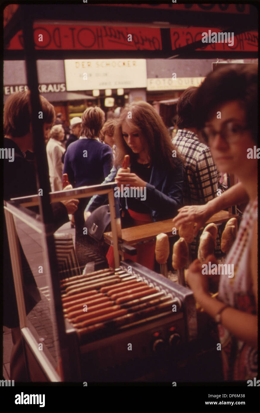 La Fußgängerzone (zona pedonale) di Monaco ha rivitalizzato il cuore commerciale e culturale della città, fornendo spazio per lo shopping, il tempo libero e le attività culturali nel centro storico della città. Foto Stock