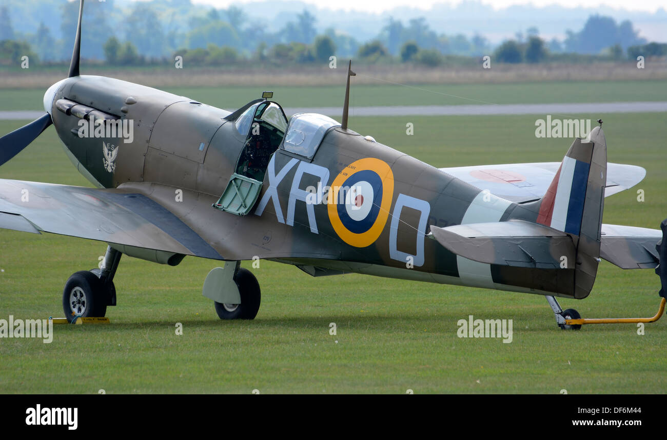 Il Supermarine Spitfire RAF FIGHTER di WW2 sul vecchio combattente di guerra Airfield. Foto Stock