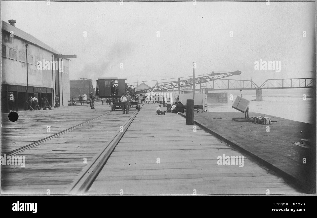 Il molo municipale e il porto merci di Kansas City, Missouri, fungono da centri di trasporto vitali, facilitando il movimento delle merci attraverso la regione. Queste strutture sono parte integrante delle infrastrutture logistiche e commerciali della città. Foto Stock