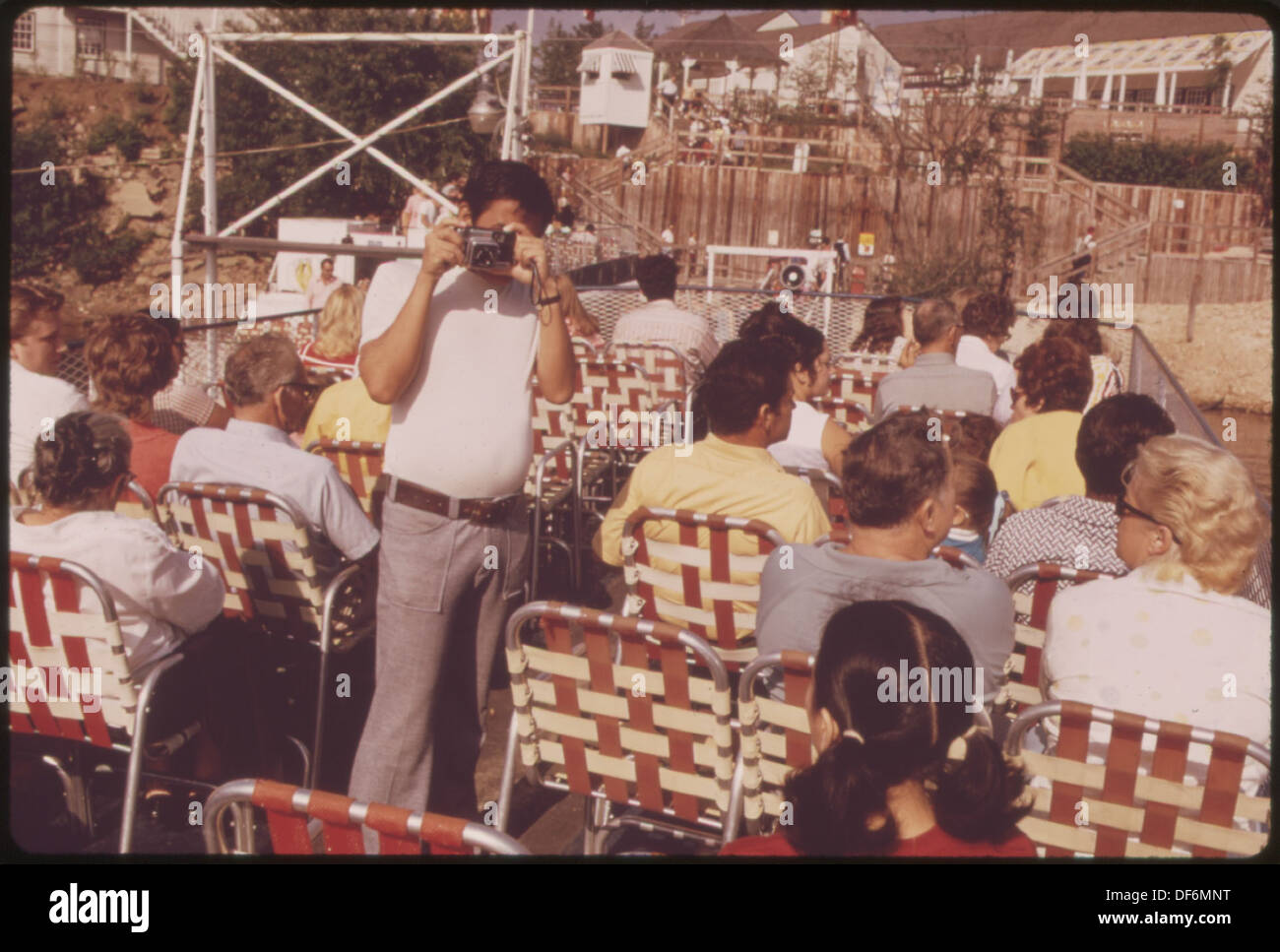 Il fiume Wisconsin scorre attraverso profonde scogliere di arenaria vicino a Wisconsin Dells, creando spettacolari formazioni naturali e mostrando i processi geologici che hanno plasmato il paesaggio. Foto Stock