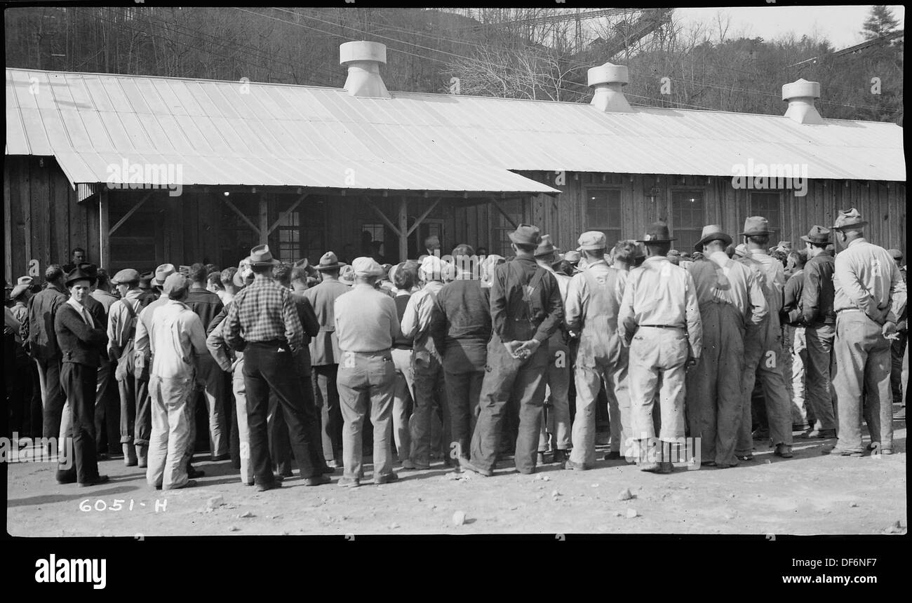 Il senatore Norris è visto affrontare una folla, probabilmente durante una manifestazione politica o un evento pubblico. Il suo discorso riflette il suo ruolo di figura pubblica che sostiene le questioni politiche e si impegna con gli elettori. Foto Stock