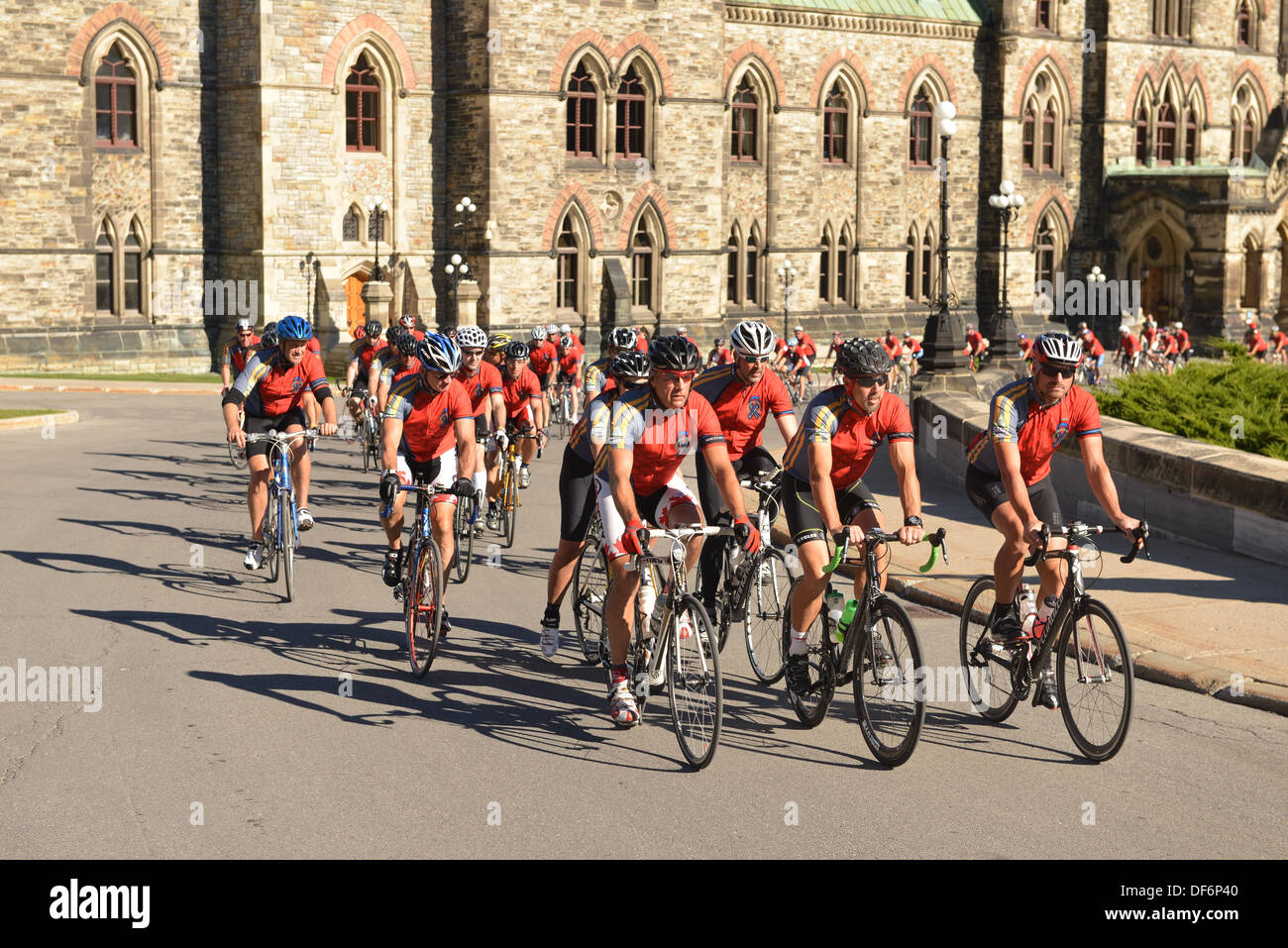 Ottawa, Canada. 28 Sett 2013. Canadese di ufficiali di pace arrivano a destinazione sulla Collina del Parlamento dopo il ciclo di 460 km per la corsa per ricordare i loro colleghi caduti Sep 28, 2013 in Ottawa, Ontario, Canada © Paul McKinnon/Alamy Live News Foto Stock