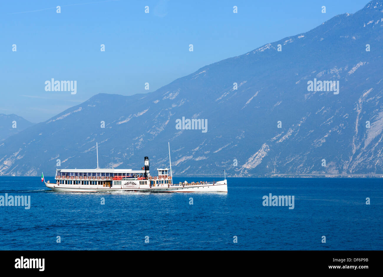 Per i passeggeri dei traghetti nel porto di avvicinamento Limone sul Garda Lago di Garda, Lombardia, Italia Foto Stock