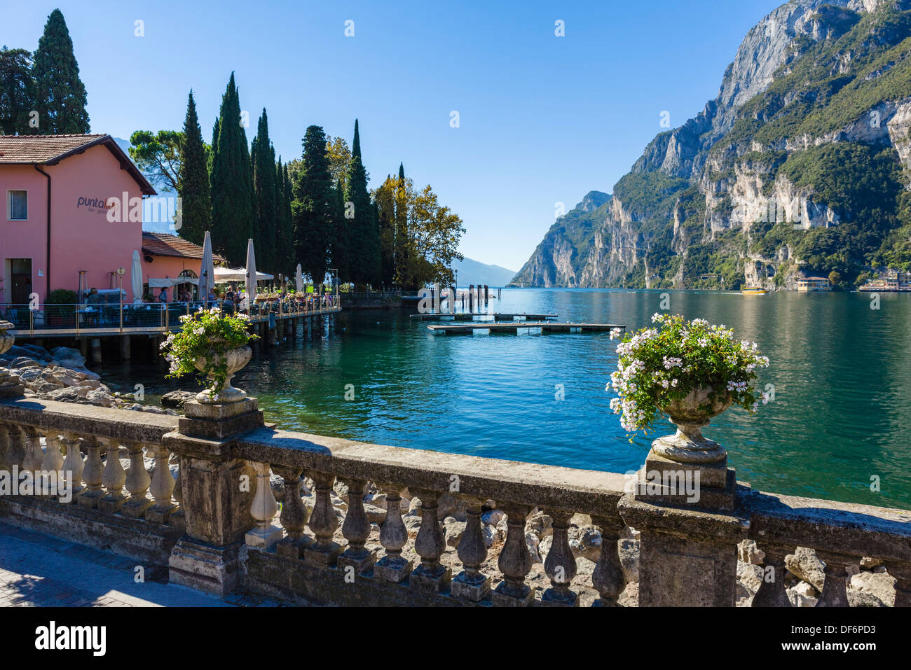 Il lungolago di Riva del Garda sul Lago di Garda, Trentino Alto Adige, Italia Foto Stock