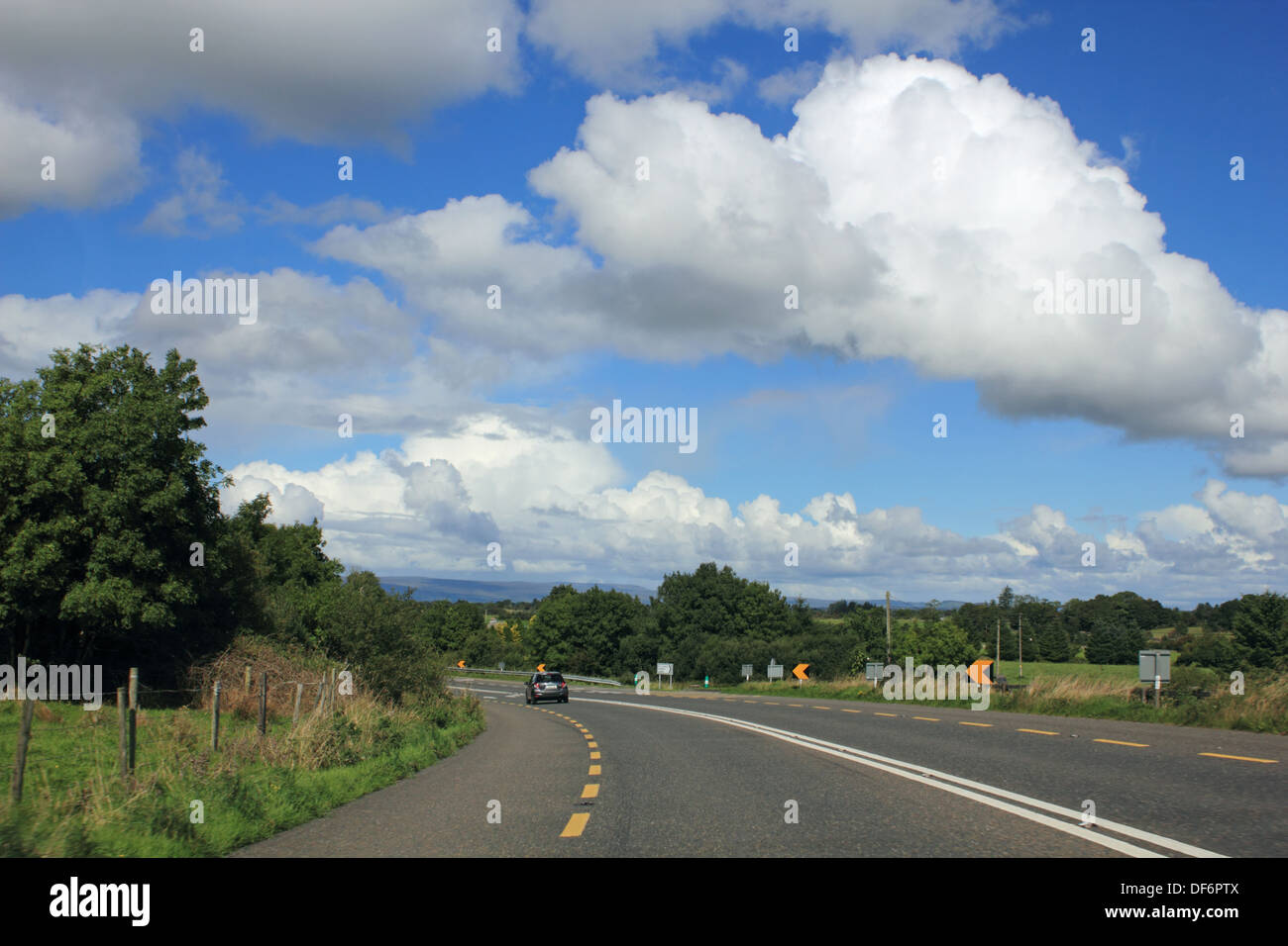 La strada aperta nella Contea di Leitrim Irlanda Foto Stock