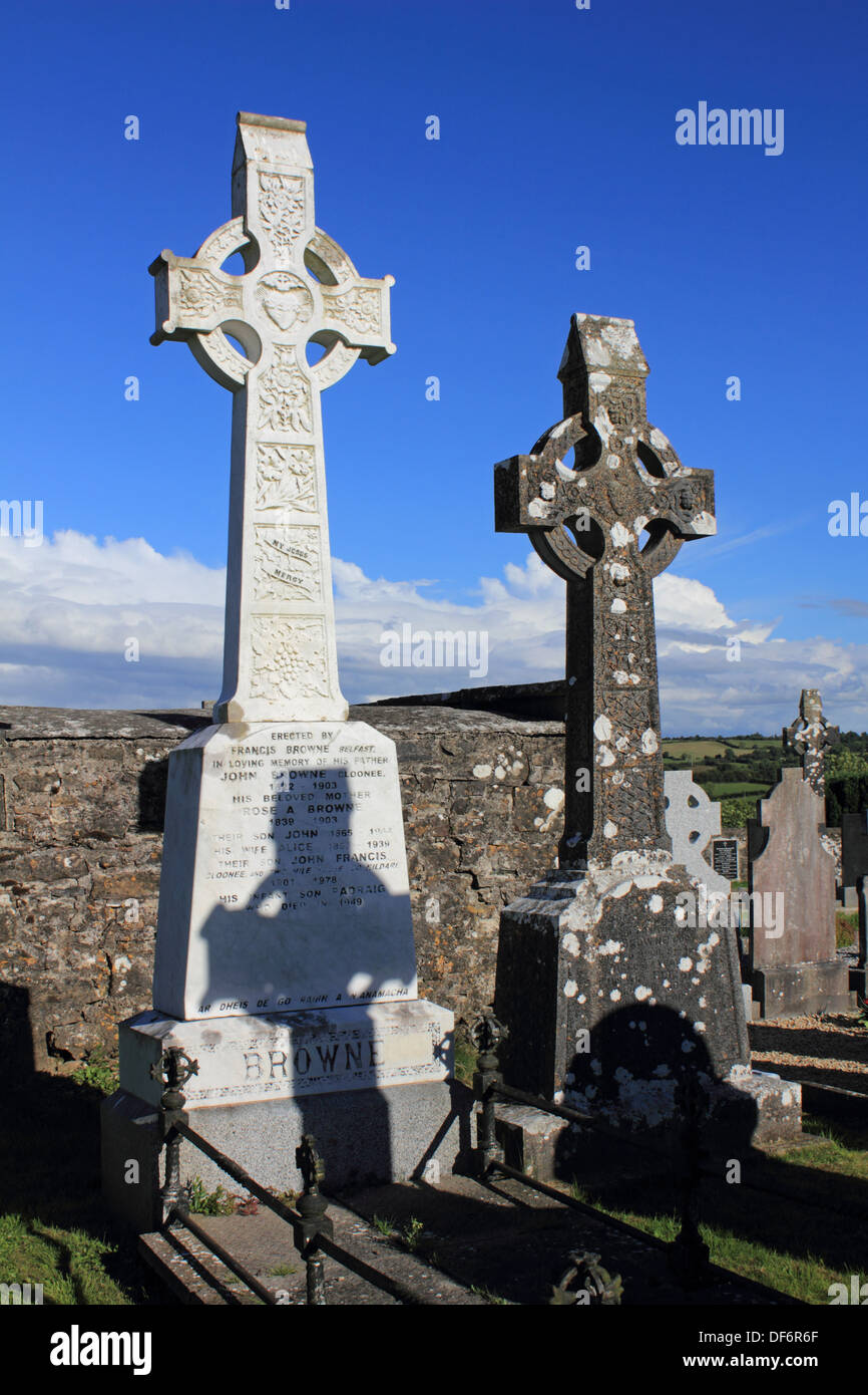 Celtic cross lapide in St James's Chiesa nel cimitero Cloone è un villaggio nella Contea di Leitrim, Irlanda. Foto Stock