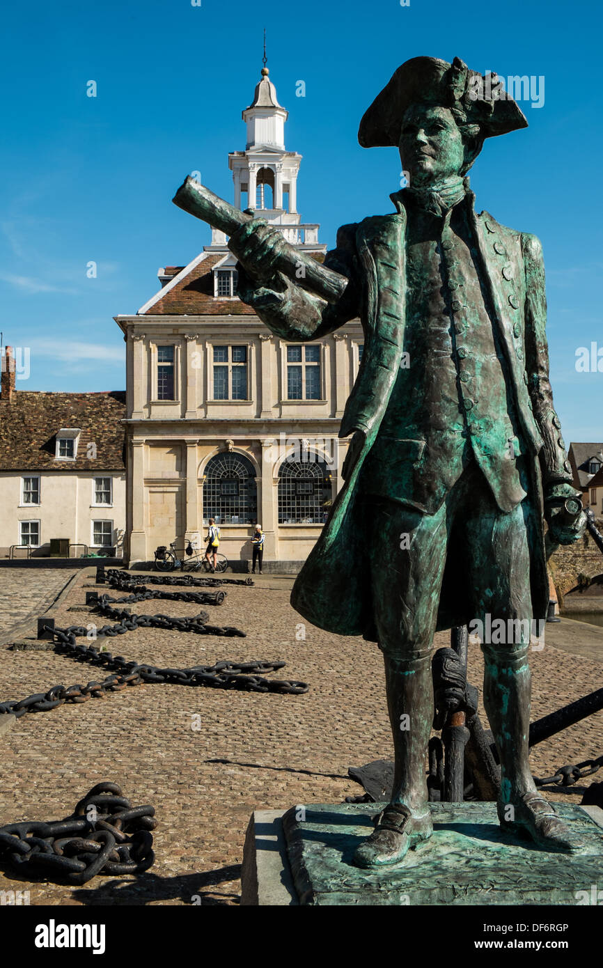 La statua di George Vancouver al di fuori della casa doganale nella storica King's Lynn Foto Stock