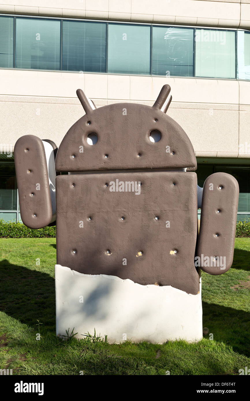 Google Android Ice Cream Sandwich prato statua al Googleplex Google presso la sede centrale vista montagna Santa Clara California USA Foto Stock