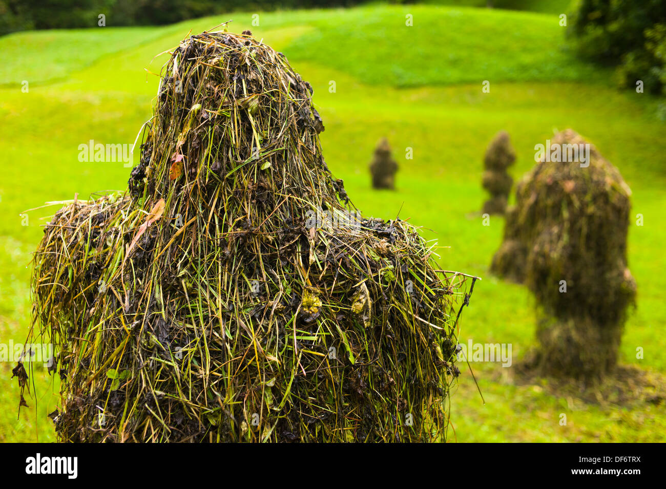 Haystacks guardando come i fantasmi di Yeti figure Partnachtal vicino a Garmisch-Partenkirchen Baviera Germania Foto Stock