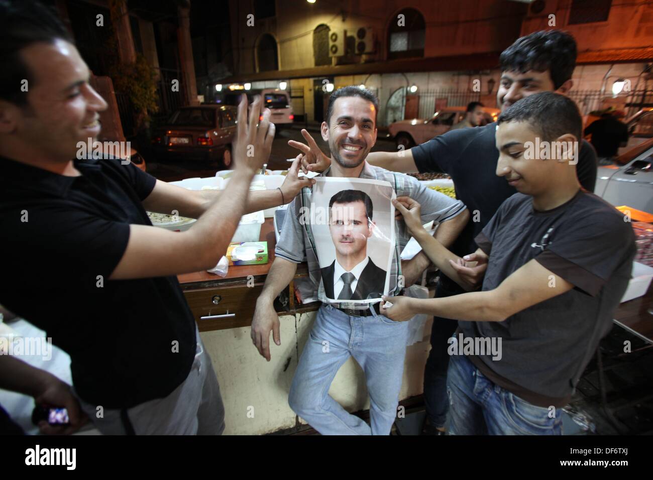 I giovani in strada supportano il Presidente siriano Bashar al-Assad, Damasco, Siria, su 2013-09-29. Essi dicono: "Dio, Siria Bashar e niente altro." Foto: Martin Lejeune/dpa Foto Stock