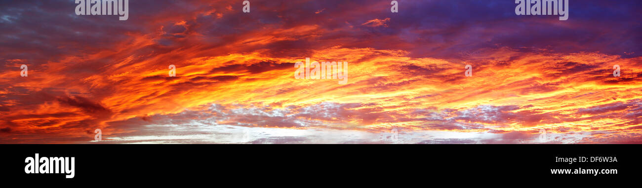 Arancio brillante tramonto nuvole nel cielo Foto Stock