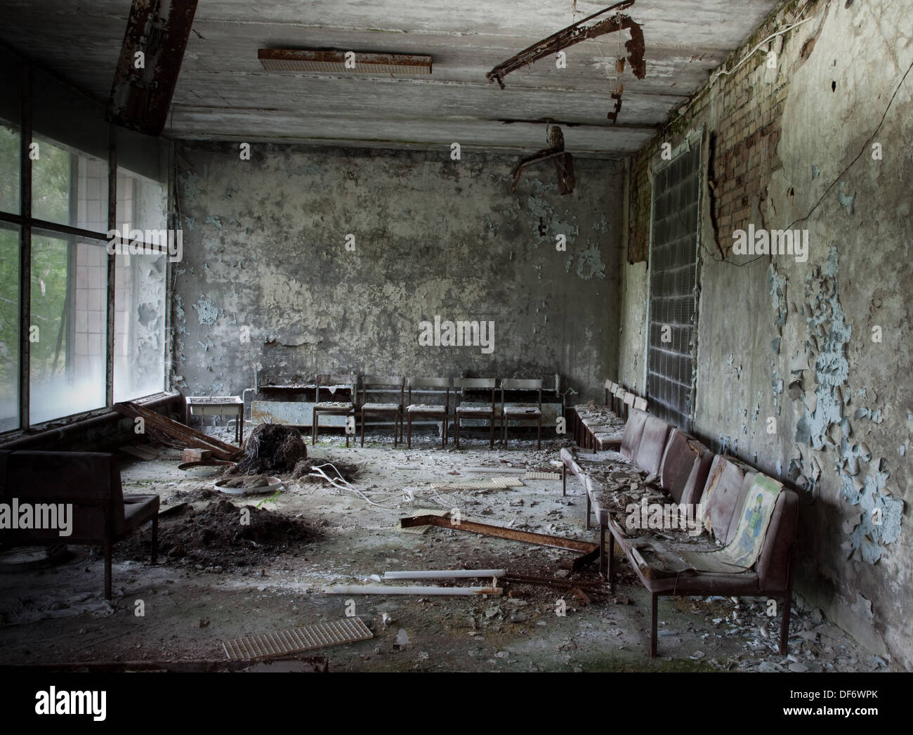 Spooky sala di attesa in ospedale nella città fantasma di pripjat, Ucraina. Vi era anche un gufo appollaiato su un tubo! Foto Stock