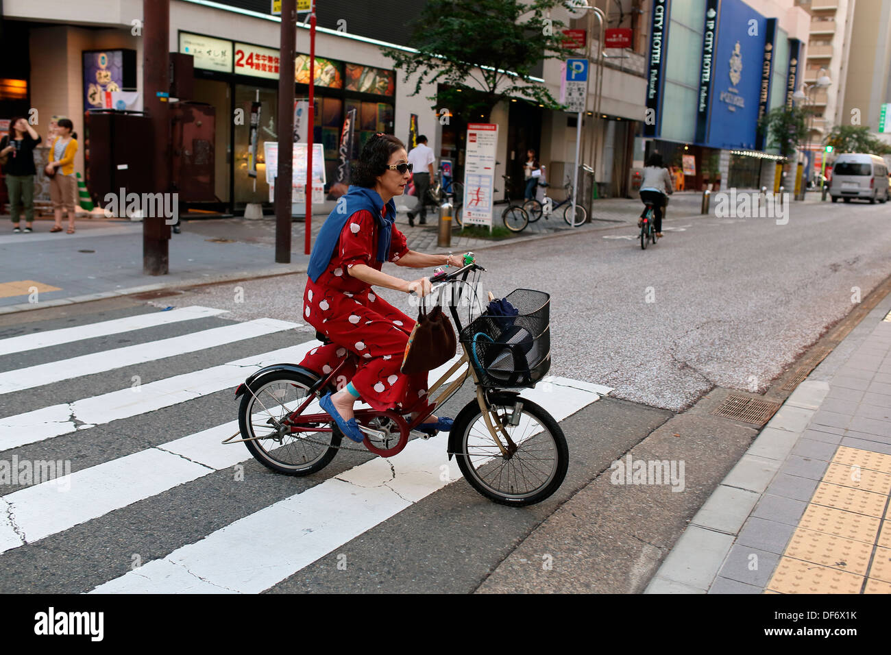 Giappone donna in bici Foto Stock