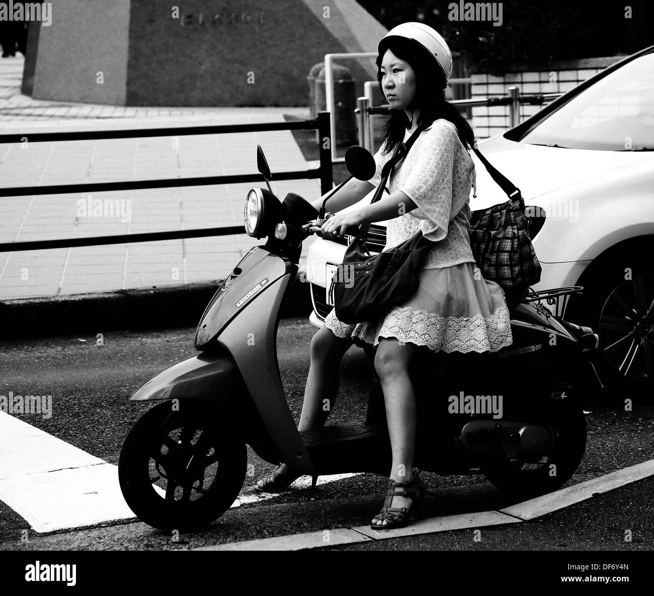 Ragazza giapponese su scooter Foto Stock
