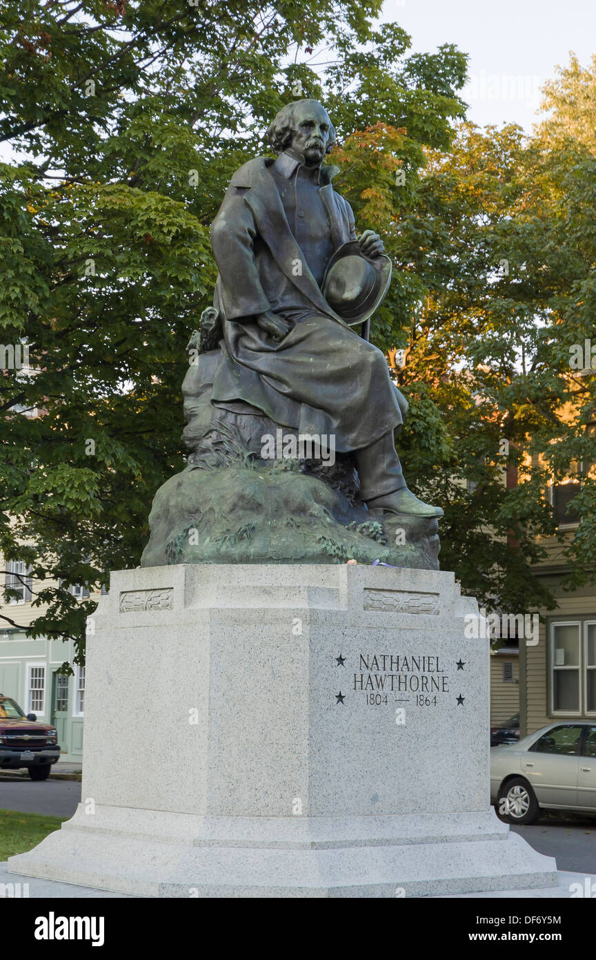 Statua di bronzo di Nathaniel Hawthorne, American scrittore e romanziere presso il parco della città di Salem, massa Foto Stock