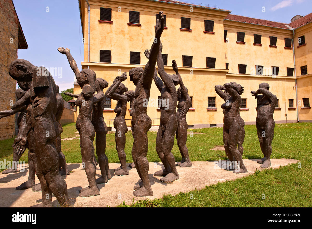 Gruppo di scultura "sfilata di Sacrificied' da Aurel Vlad al Gulag prigione di Sighet, Maramures, Romania Foto Stock