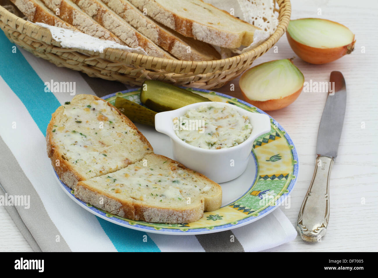 Cipolla pane con lardo e ciccioli Foto Stock