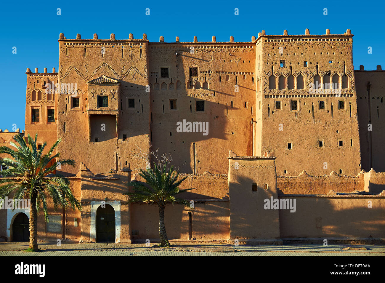 Esterno del mattone di fango kasbah Taourirt, Ouarzazate, Marocco, costruito da pascià Glaoui. Un sito Patrimonio Mondiale dell'Unesco Foto Stock