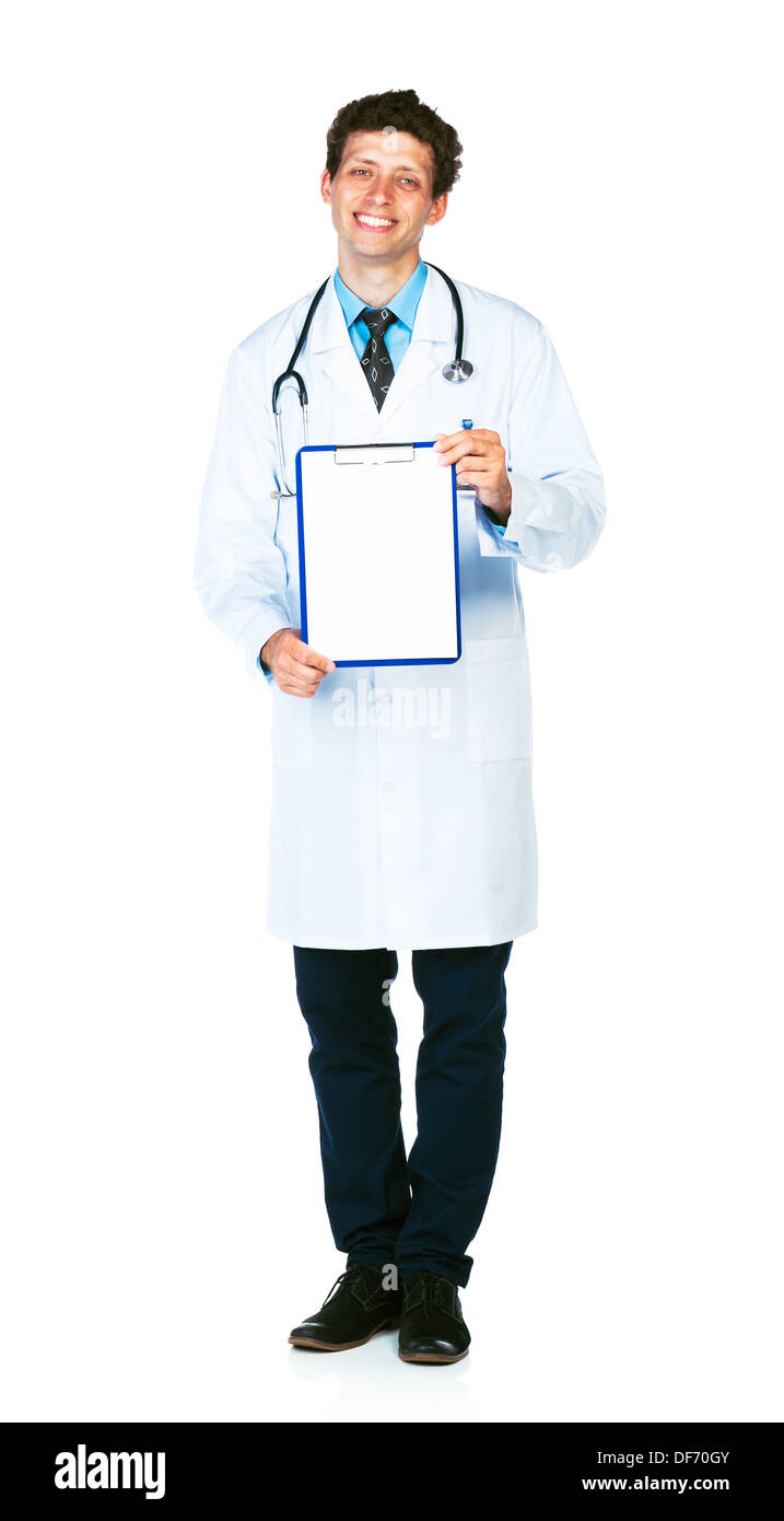 Lunghezza completa giovane maschio sorridente medico mostrando negli appunti Copia con spazio per il testo su bianco Foto Stock