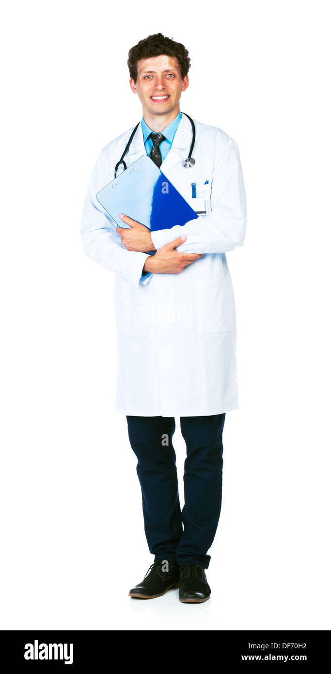 A piena lunghezza Ritratto di un maschio sorridente medico tenendo un blocco note su sfondo bianco Foto Stock
