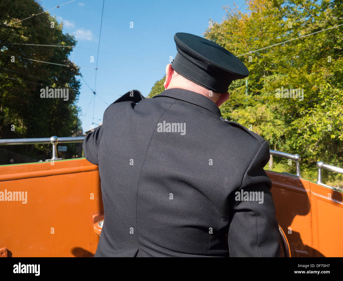 Volontariato driver del tram a Crich tramvia Village, Derbyshire, Regno Unito Foto Stock