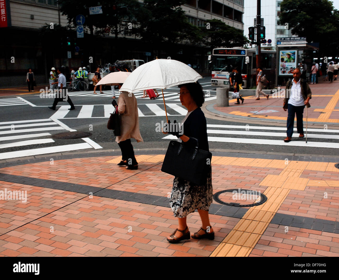 Fukuoka Giappone donna con ombrelloni Foto Stock