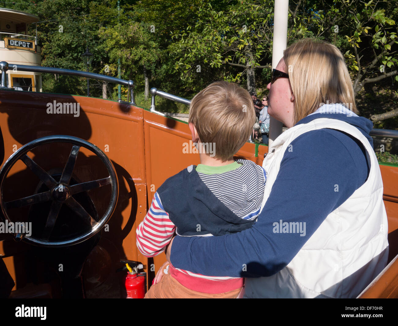 La madre e il figlio in un giorno di viaggio a Crich tramvia Village a Crich, Derbyshire, Regno Unito. Foto Stock