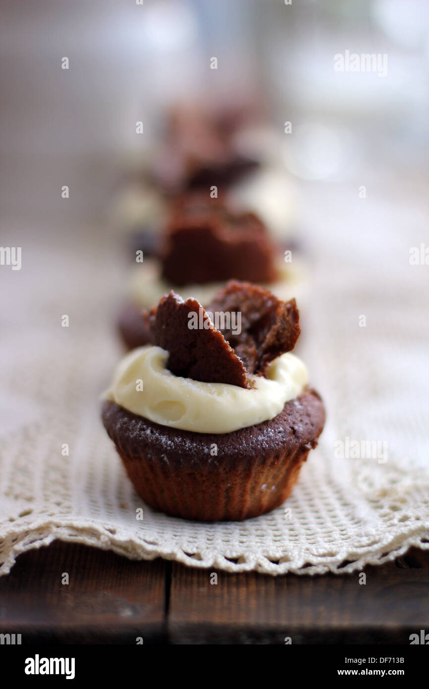 Tortini di cioccolato con crema di burro al limone glassa Foto Stock