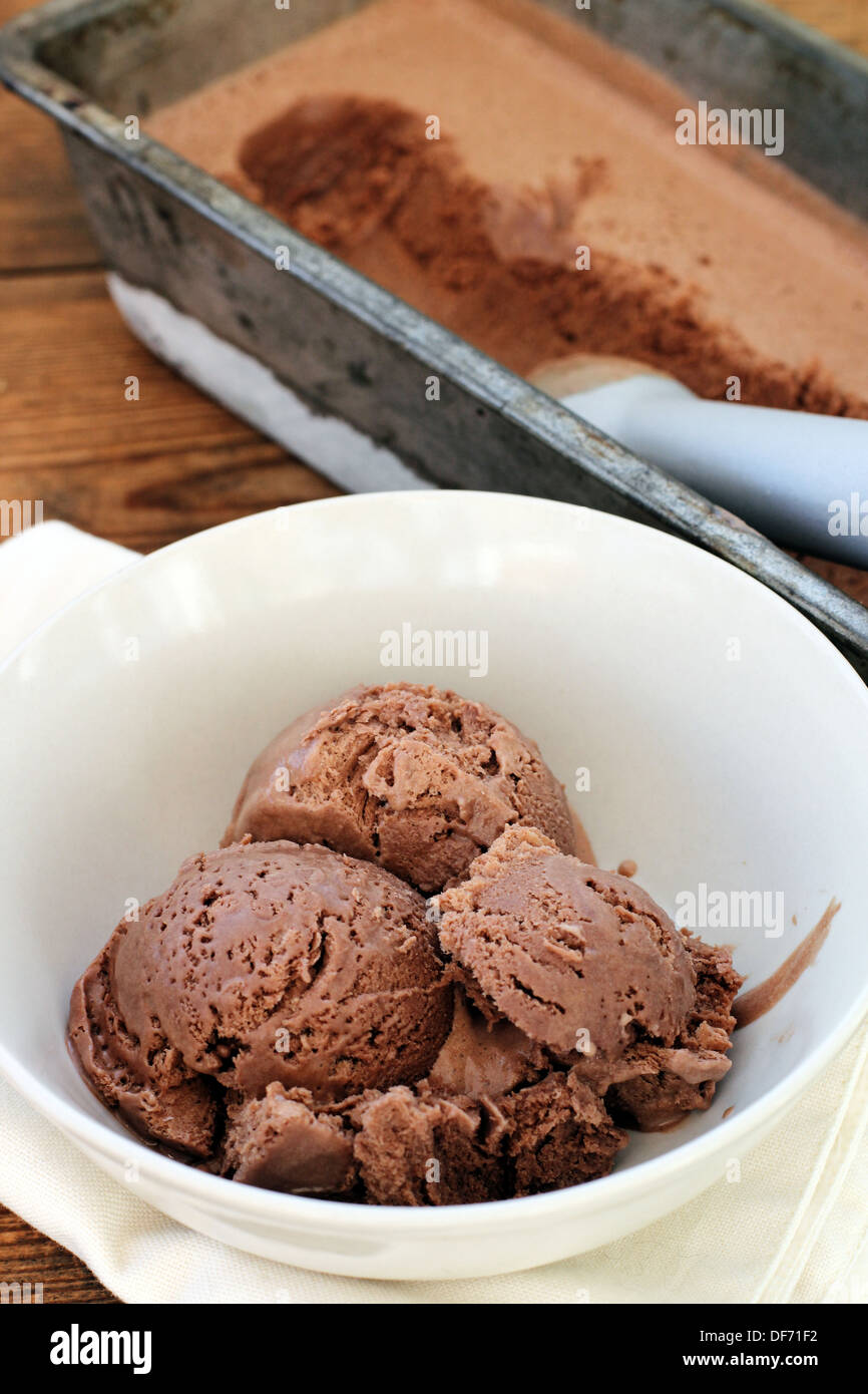 In casa il gelato al cioccolato Foto Stock