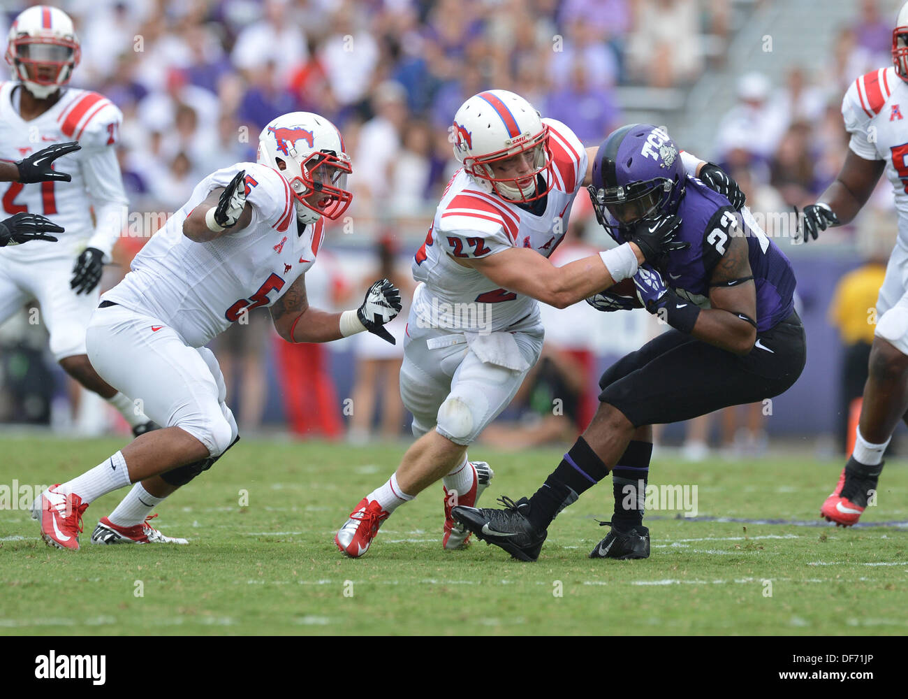 Fort Worth, TX, Stati Uniti d'America. Il 28 settembre, 2013. 28 settembre 2013: Southern Methodist Mustangs defensive back Hayden Greenbauer (22) affronta TCU cornuto rane running back B.J. Catalon (23) durante la padella di ferro gioco tra il Southern Methodist University Mustangs e la Texas Christian University cornuto rane a Amon G Carter Stadium di Fort Worth, Texas. TCU vince contro SMU, 48-17. © csm/Alamy Live News Foto Stock