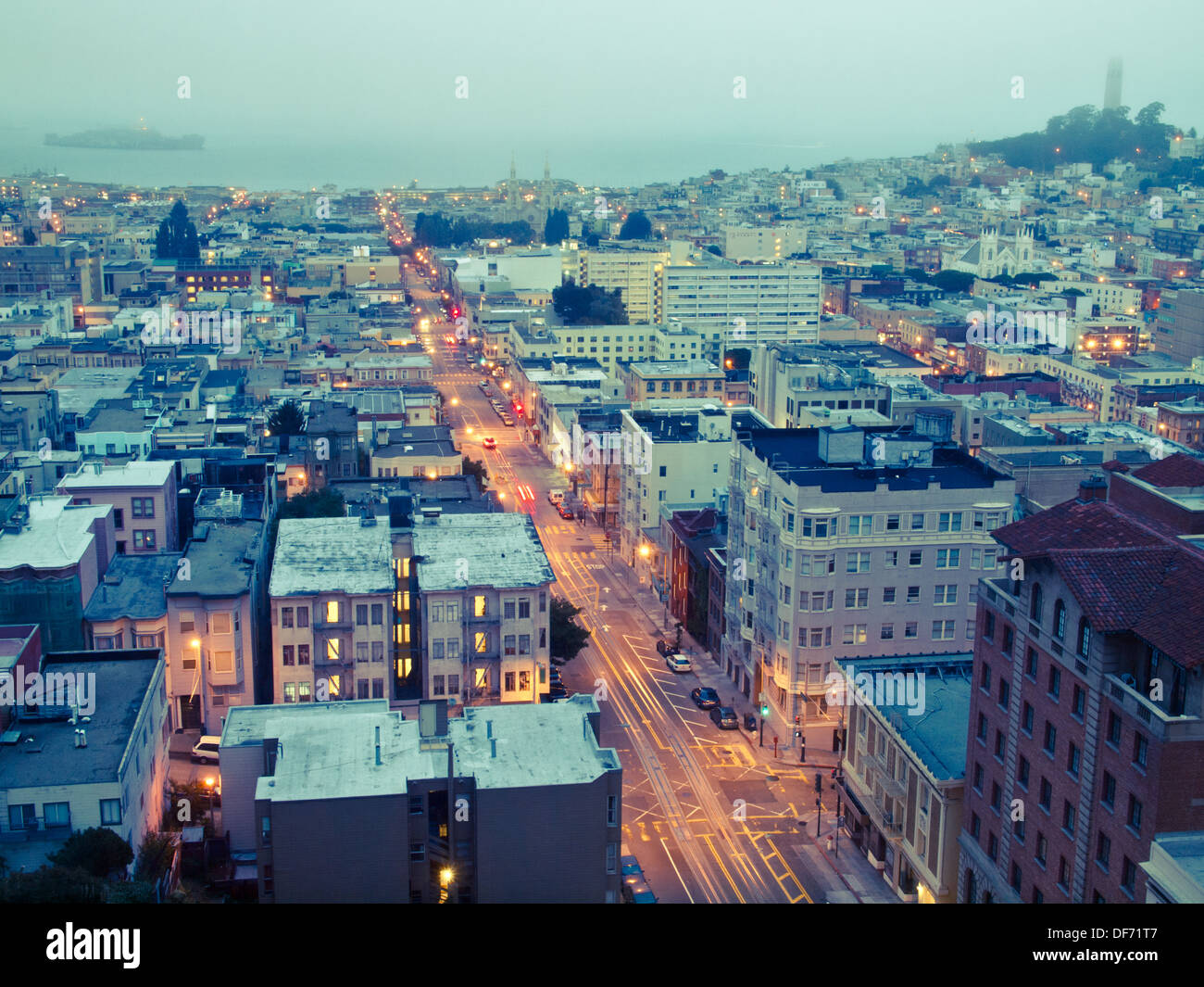 Powell Street di San Francisco, illuminato di mattina presto. Inoltre, Alcatraz (in alto a sinistra) e la Torre Coit (in alto a destra). Foto Stock