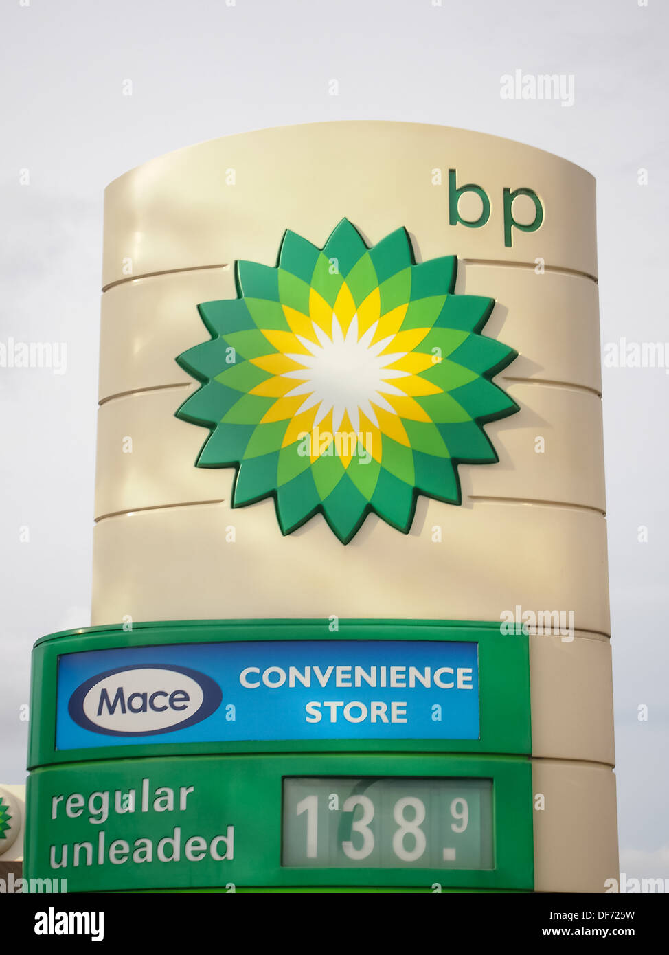 Il segno indipendente al di fuori di una stazione di benzina BP Foto Stock