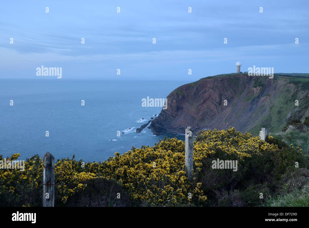 Vista verso una stazione radar a Hartland Point, North Devon, Regno Unito. Foto Stock