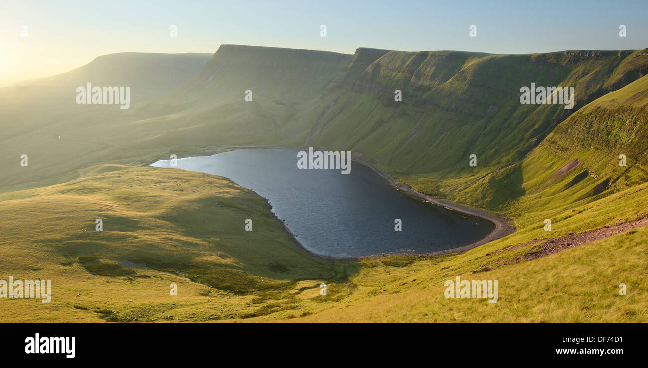 Il sir Bannau Gaer ridge con Picws Du aleggiano sopra Llyn y Fach ventola in Brecon Beacons, Galles. Foto Stock