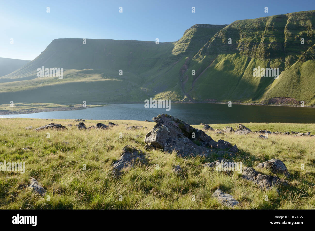 Uno sperone roccioso in prossimità del bordo del Llyn y Fan Fach e Picws Du in Brecon Beacons, Wales, Regno Unito. Foto Stock