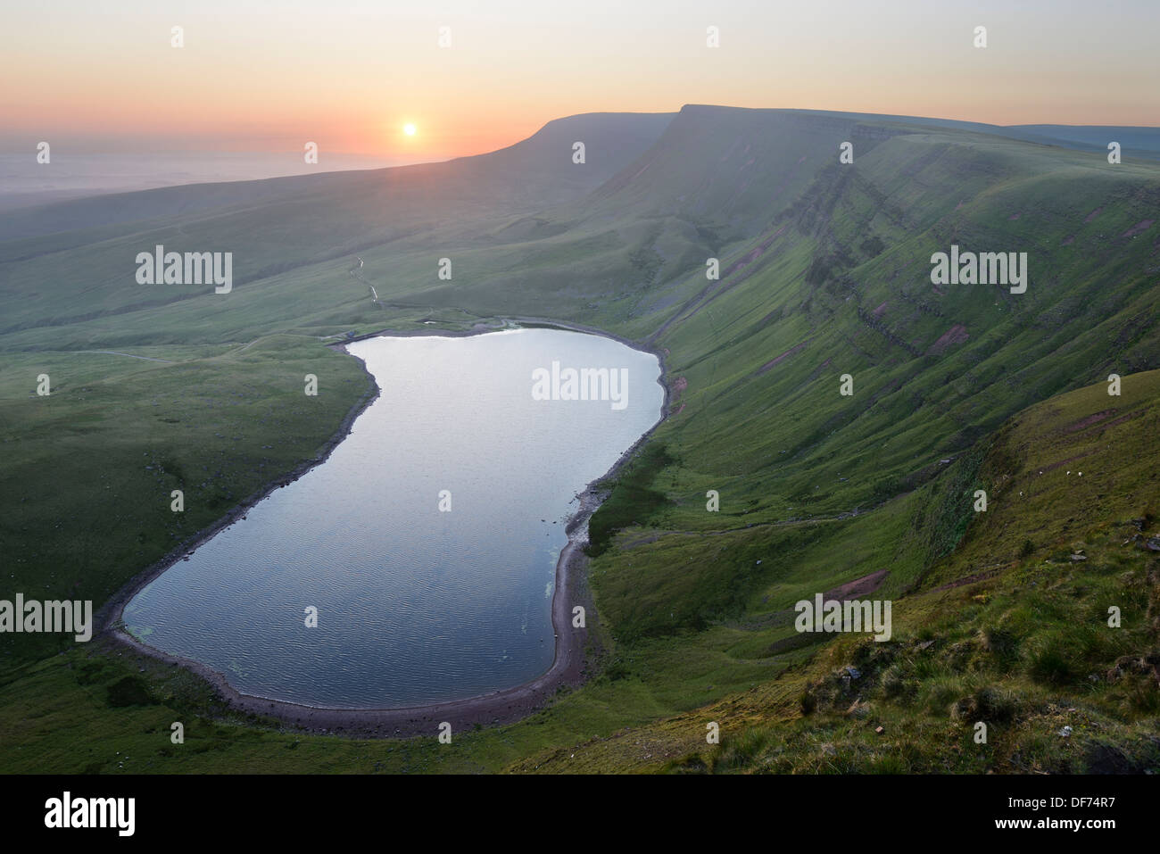 Sunrise, fotografati dai picchi di Montagna Nera, sul confine di Carmarthenshire e Powys, Wales, Regno Unito. Foto Stock