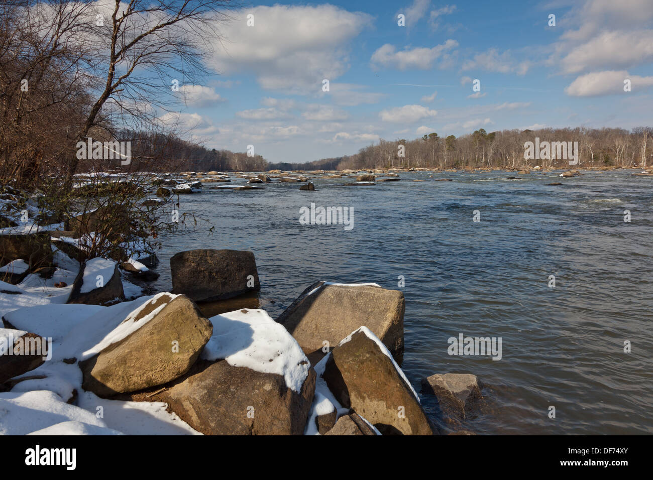 La James River durante il periodo invernale in Virginia Foto Stock