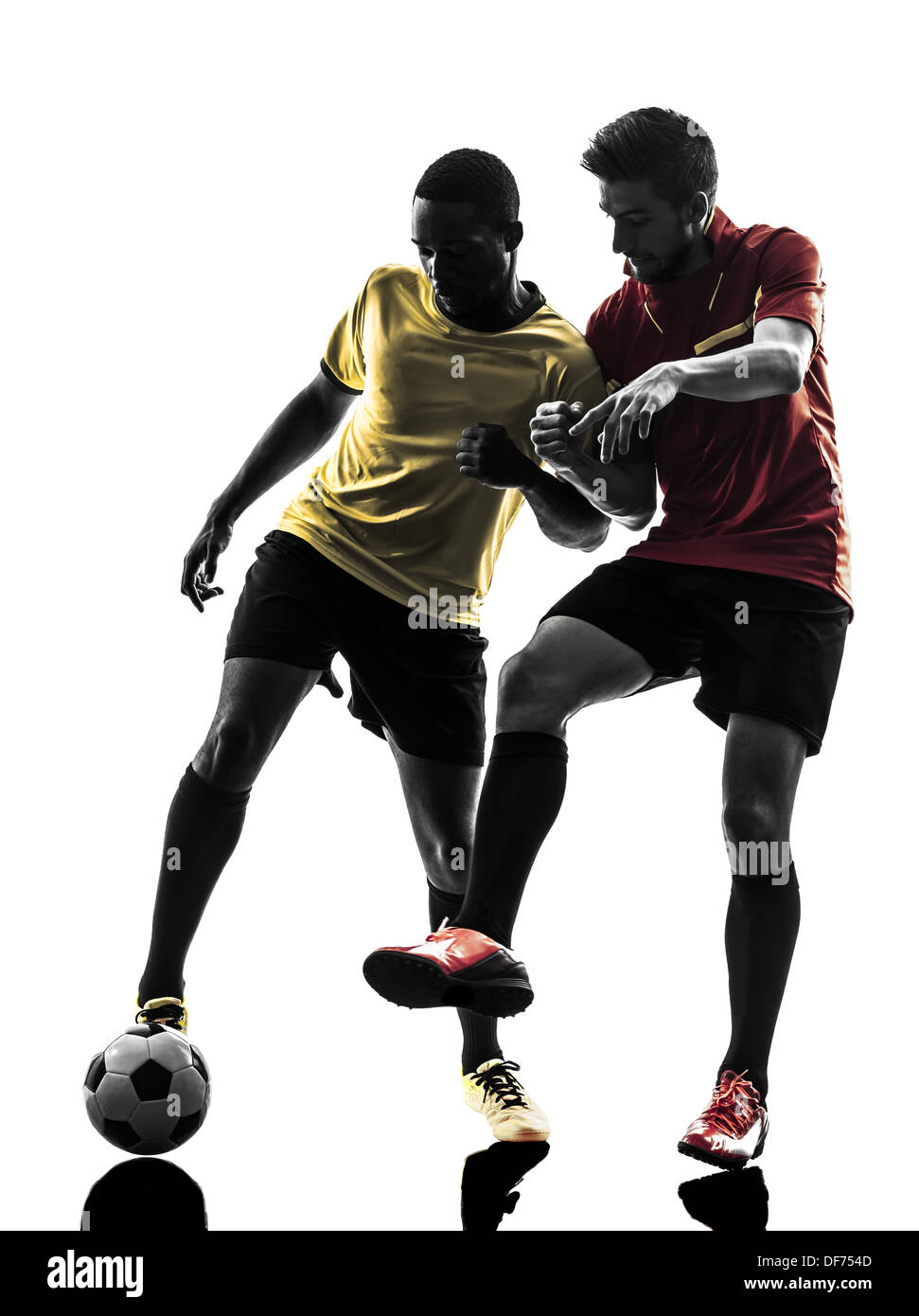 Due uomini giocatore di calcio giocando a calcio concorrenza in silhouette su sfondo bianco Foto Stock